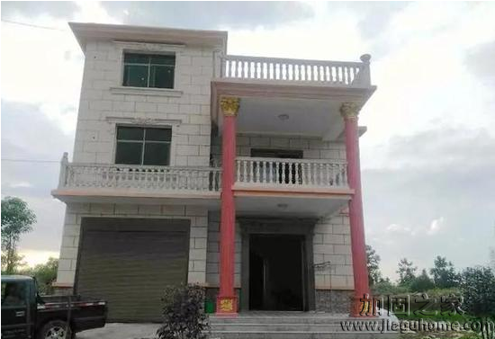 江西包工頭花50萬自建農(nóng)村土樓，外觀丑爆但房屋地基穩(wěn)固。