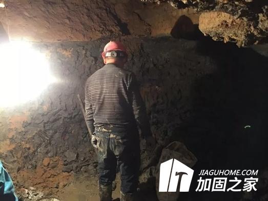 某小區(qū)業(yè)主私挖3米深地下室？房屋結(jié)構(gòu)能行嗎！