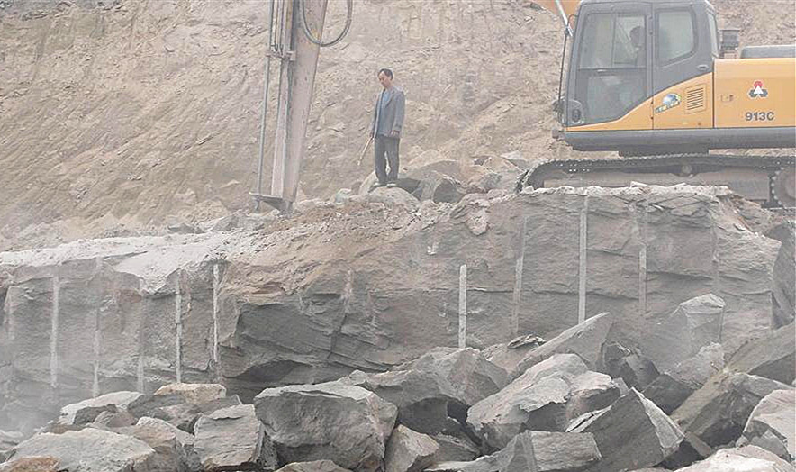 1521250052862164.jpg 巖石破碎照片.jpg