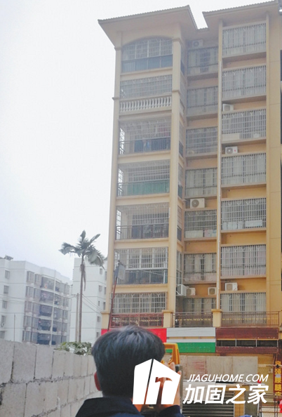 廣西某小區(qū)住宅房屋開裂，業(yè)主連夜撤離！