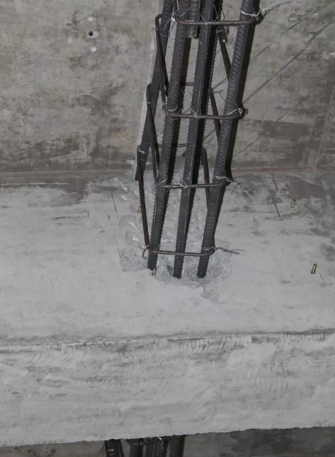 縱筋穿過主梁。由于不能滿足支座兩邊植筋錨固深度，故將縱筋穿過主梁，并在支座外搭接。