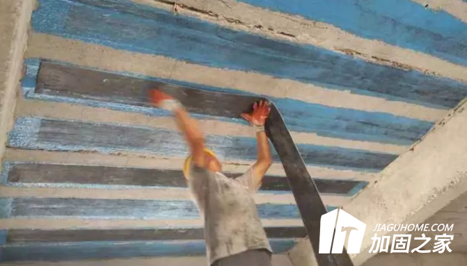 房屋出現(xiàn)裂縫時，如何對裂縫進行怎樣的檢測？