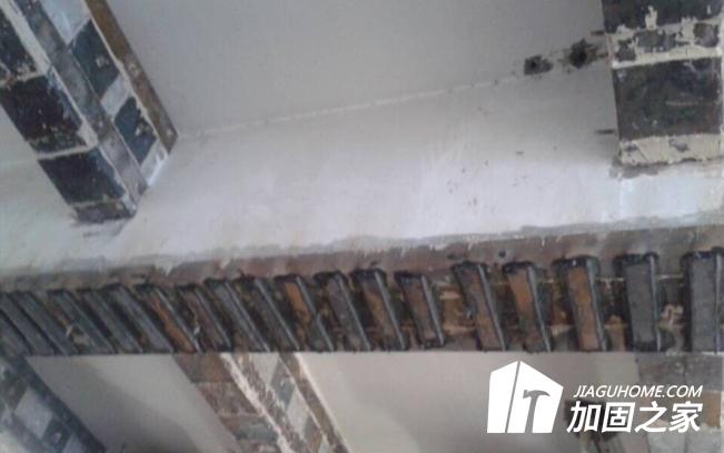 在粘鋼加固施工中，結(jié)構(gòu)膠的使用方法