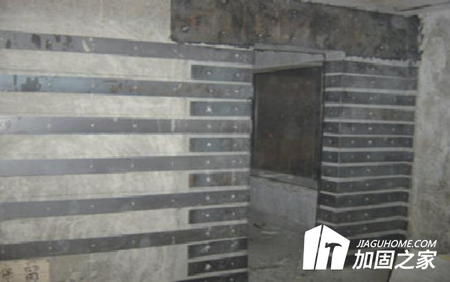 在粘鋼加固施工中，結(jié)構(gòu)膠的使用方法